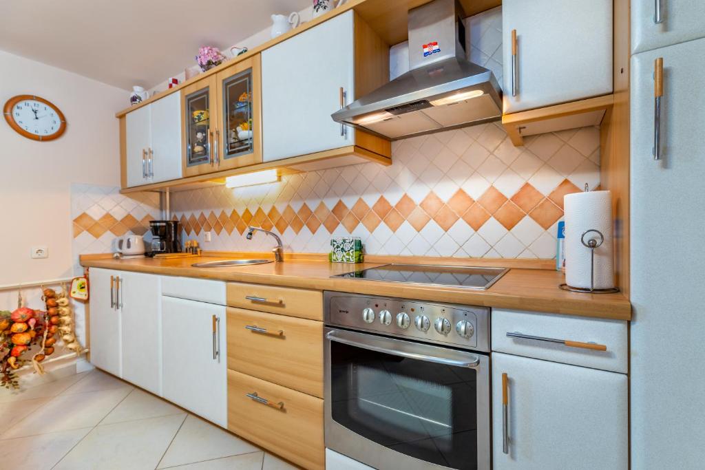 Kuchyň nebo kuchyňský kout v ubytování Apartments Nadica
