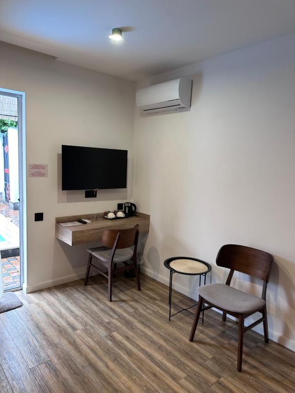 TV a/nebo společenská místnost v ubytování Garden Lounge Hotel