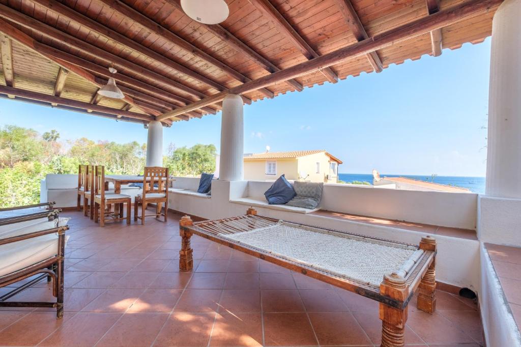 sala de estar con sofá y mesa en Jera suite vista mare 2, en Vulcano