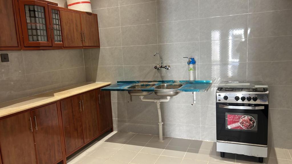 Il comprend une cuisine équipée d'un évier et d'une cuisinière. dans l'établissement شالية الموج الازرق قسمين, à Hafr Al Baten