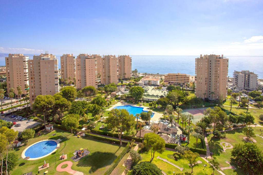 トレモリノスにあるFLAT IN FRONT OF THE SEA WITH POOL, TENNIS COURT, GARDENS AND RESTAURANTの海の前の公園の空中風景