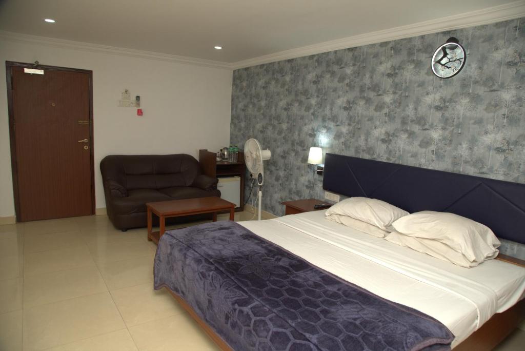 Postel nebo postele na pokoji v ubytování Kings Hotel Egmore