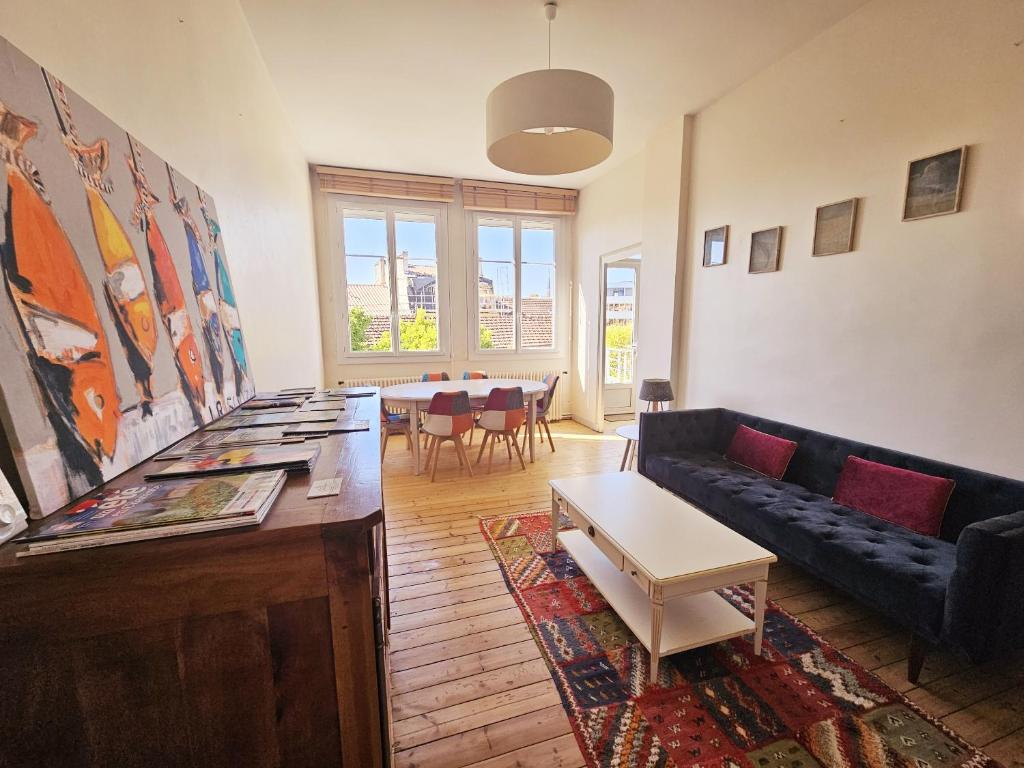 un salon avec un canapé et une table dans l'établissement Le Bienheureux, le calme en ville et jardin, à Angoulême