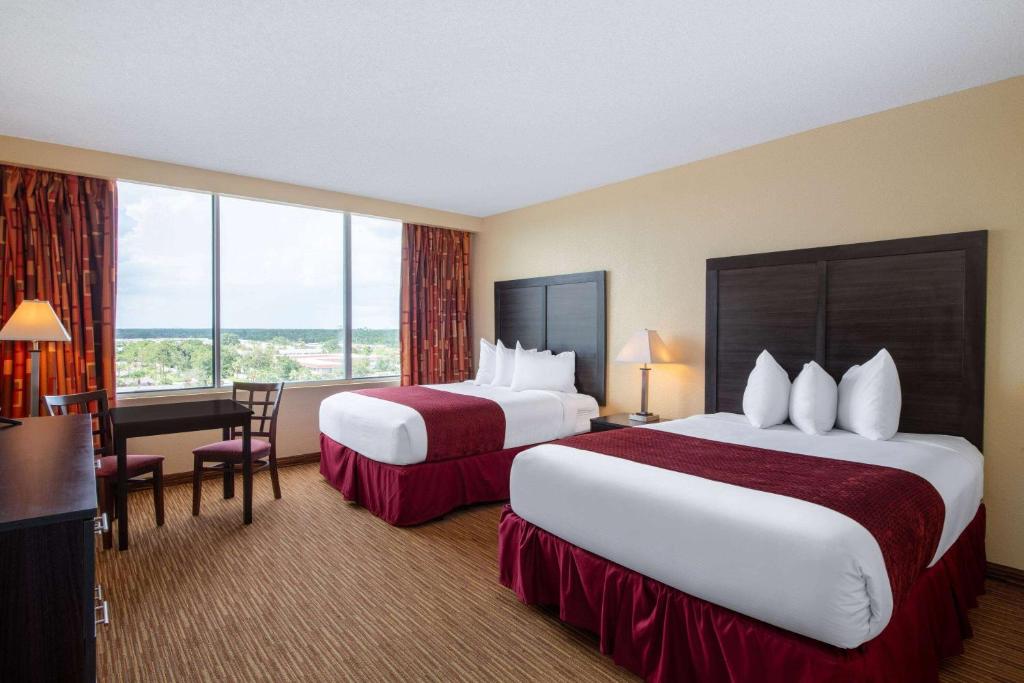 Ramada by Wyndham Kissimmee Gateway - Free Theme Park Shuttle - 