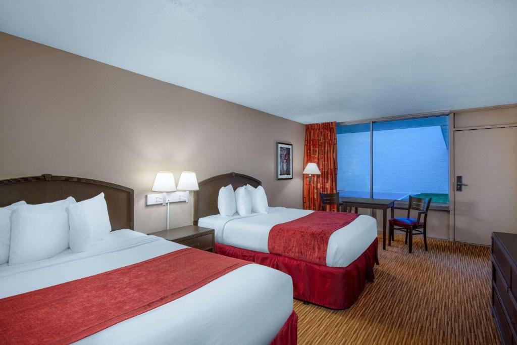 Ramada by Wyndham Kissimmee Gateway - Free Theme Park Shuttle - 