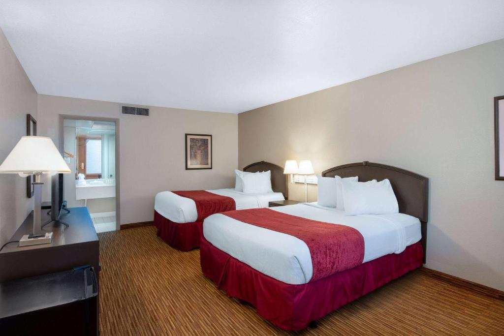 Ramada by Wyndham Kissimmee Gateway - Free Theme Park Shuttle - 