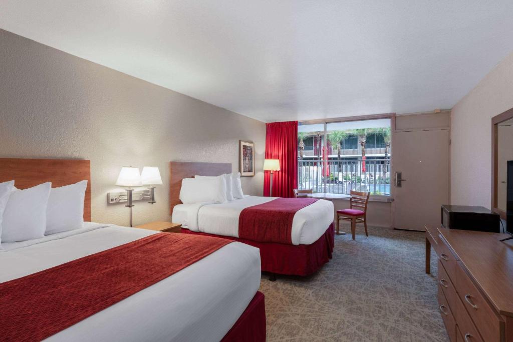 Ramada by Wyndham Kissimmee Gateway - Free Theme Park Shuttle - 