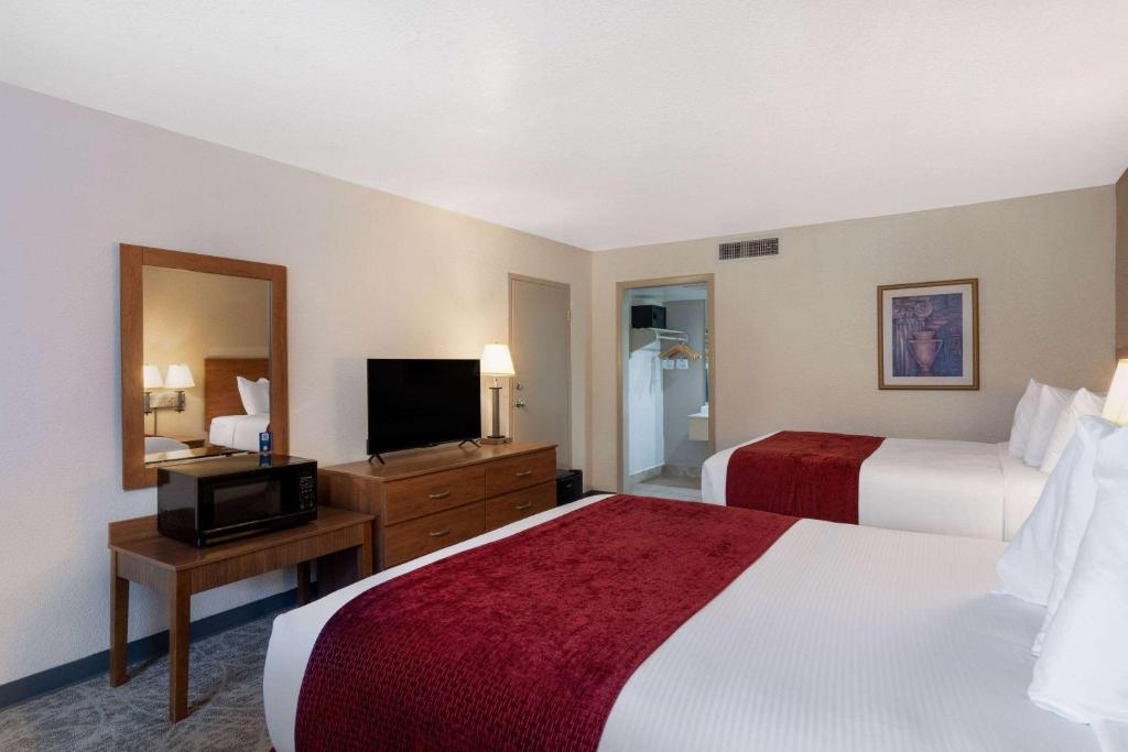 Ramada by Wyndham Kissimmee Gateway - Free Theme Park Shuttle - 