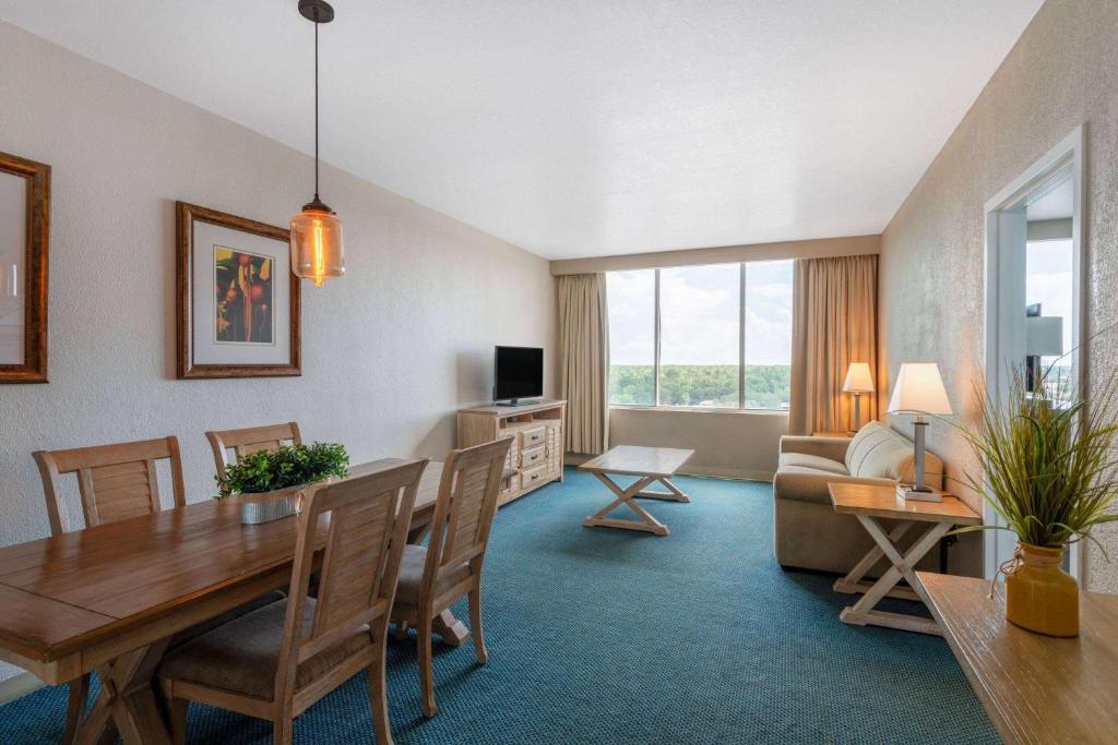 Ramada by Wyndham Kissimmee Gateway - Free Theme Park Shuttle - 豪华特大号塔套房配沙发床