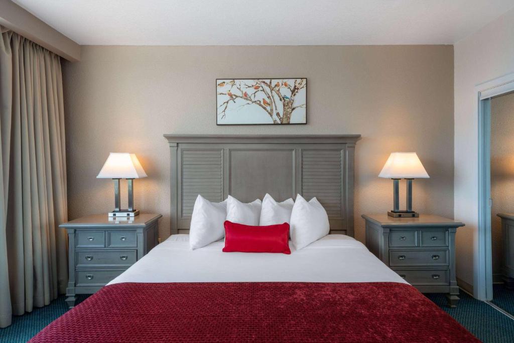 Ramada by Wyndham Kissimmee Gateway - Free Theme Park Shuttle - 