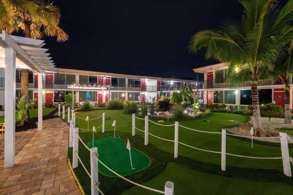 Zahrada ubytování Ramada by Wyndham Kissimmee Gateway - Free Theme Park Shuttle