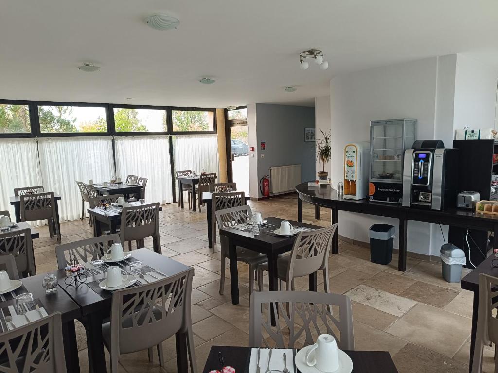 Kuchyň nebo kuchyňský kout v ubytování Logis Hotel La Bergerie Hôtel 3 étoiles Restaurant savoureux