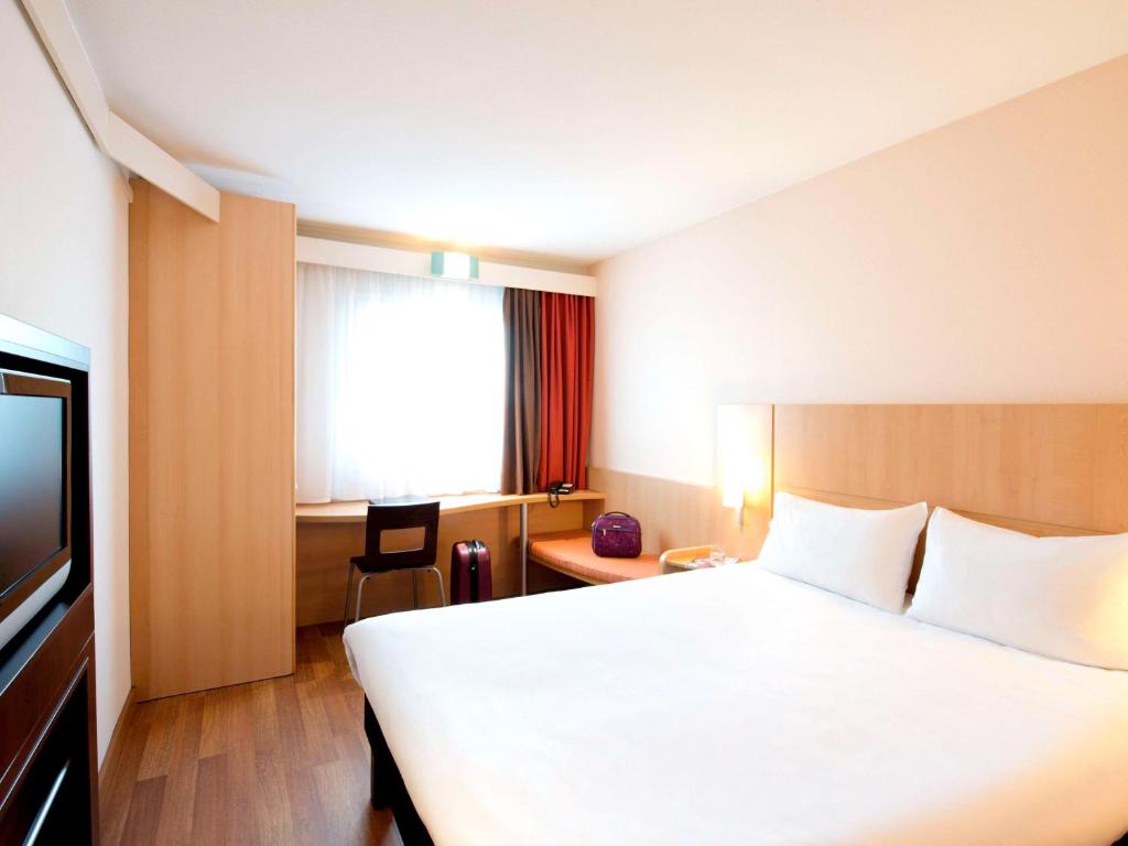 Postel nebo postele na pokoji v ubytování Ibis Warszawa Ostrobramska