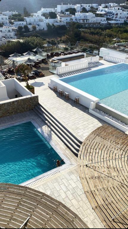 Bazén v ubytování The George Hotel Mykonos nebo v jeho okolí