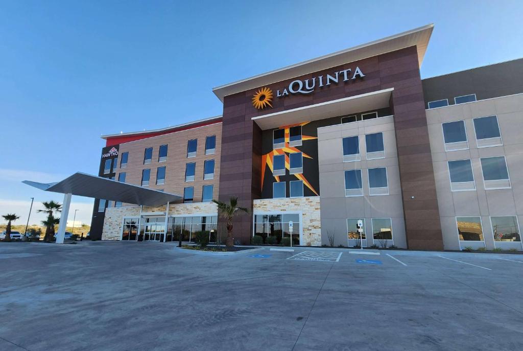 Un edificio con un cartello di tumulo sulla parte anteriore. di La Quinta Inn & Suites by Wyndham Del Rio a Del Rio