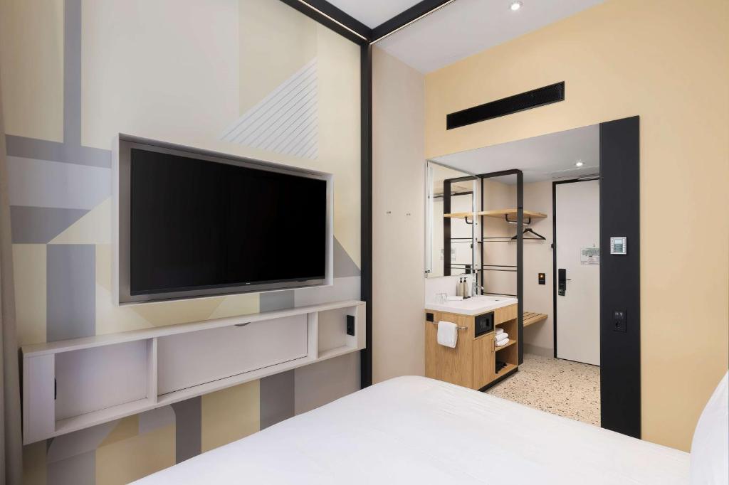 Postel nebo postele na pokoji v ubytování Motto By Hilton Rotterdam Blaak