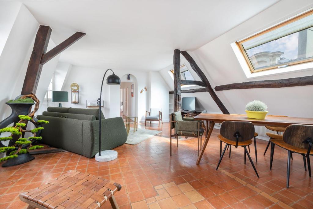 un salon avec un canapé et une table dans l'établissement Renaissance, à Paris