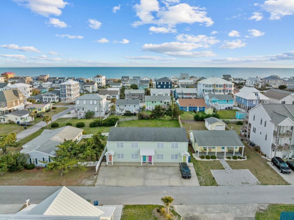 uma vista aérea de uma pequena cidade com casas e o oceano em Anchors Away Unit 1 Duplex em Atlantic Beach