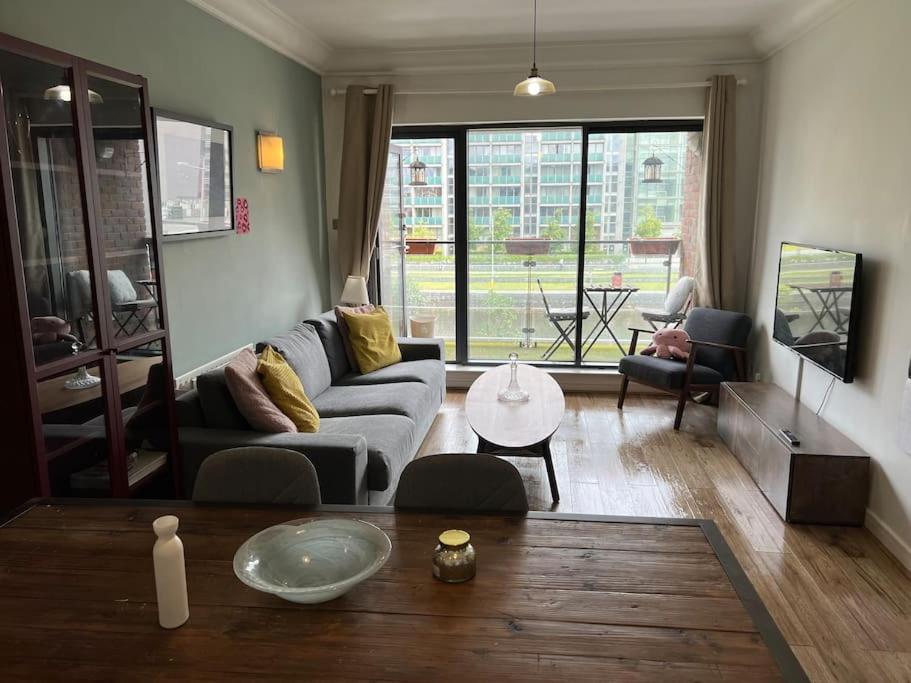 sala de estar con sofá y mesa en Stylish Flat With River View en Dublín