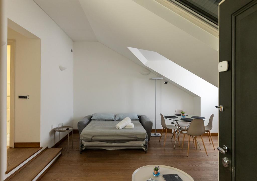 een slaapkamer met een bed en een tafel in een kamer bij Maison One nel centro di Milano in Milaan