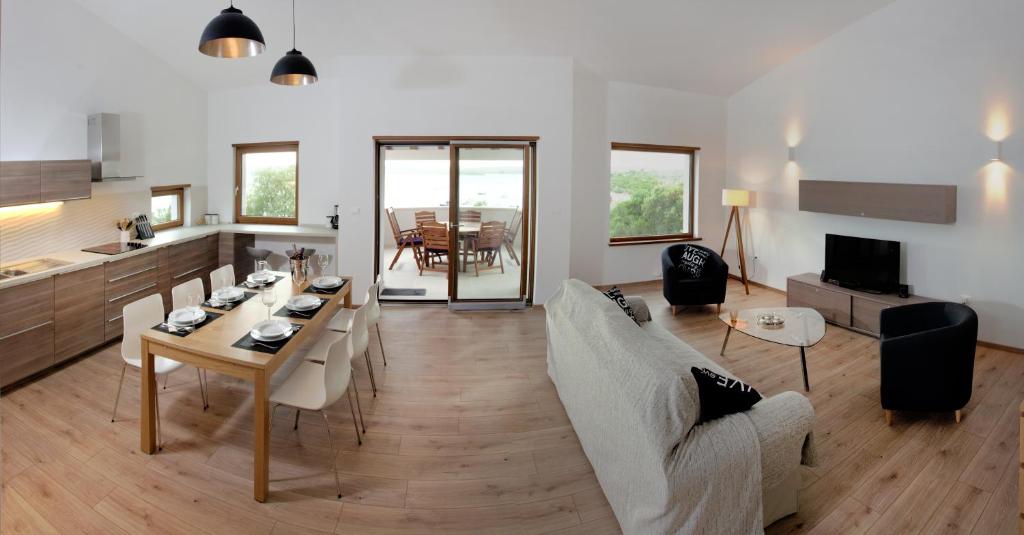 een woonkamer met een bank en een tafel bij Apartments Burle Vista Medulin in Medulin