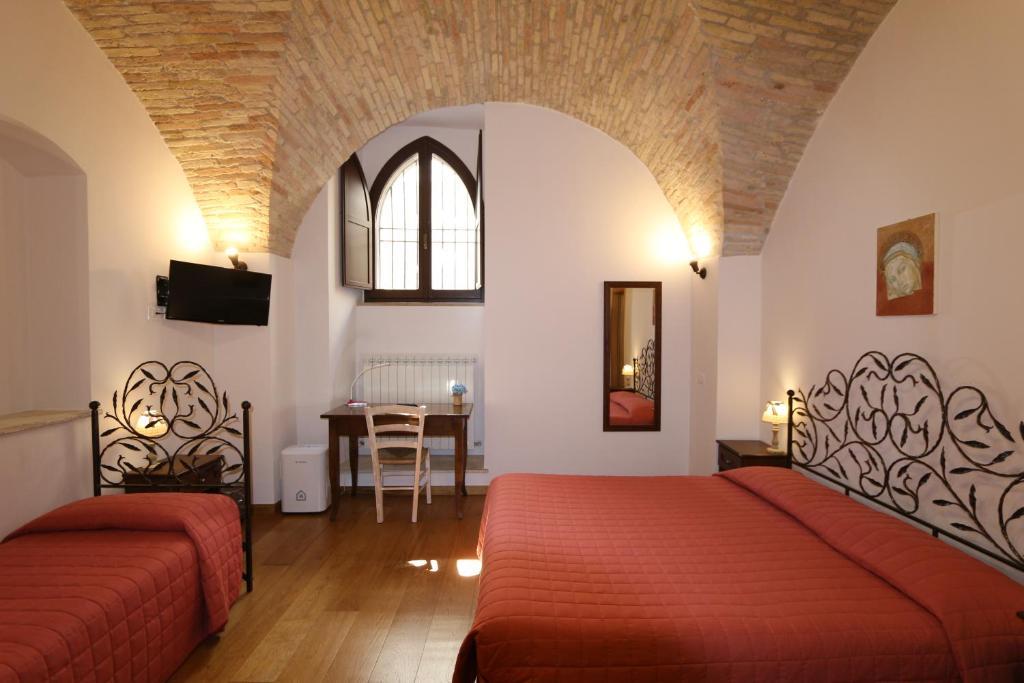 Łóżko lub łóżka w pokoju w obiekcie La Casina Colorata