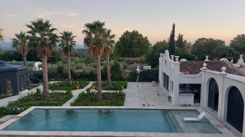 una vista aerea di una casa con piscina e palme di Maison Blue Palm Aix en Provence ad Aix en Provence