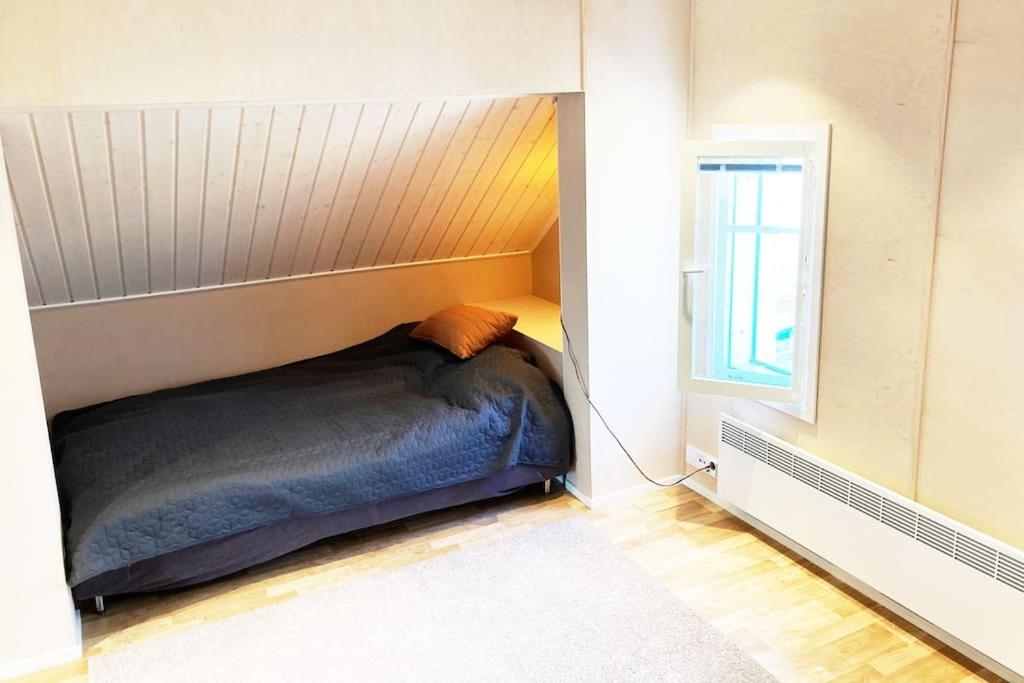 ein Schlafzimmer mit einem Bett in der Ecke eines Zimmers in der Unterkunft Uusi asunto, upea sijainti in Turku
