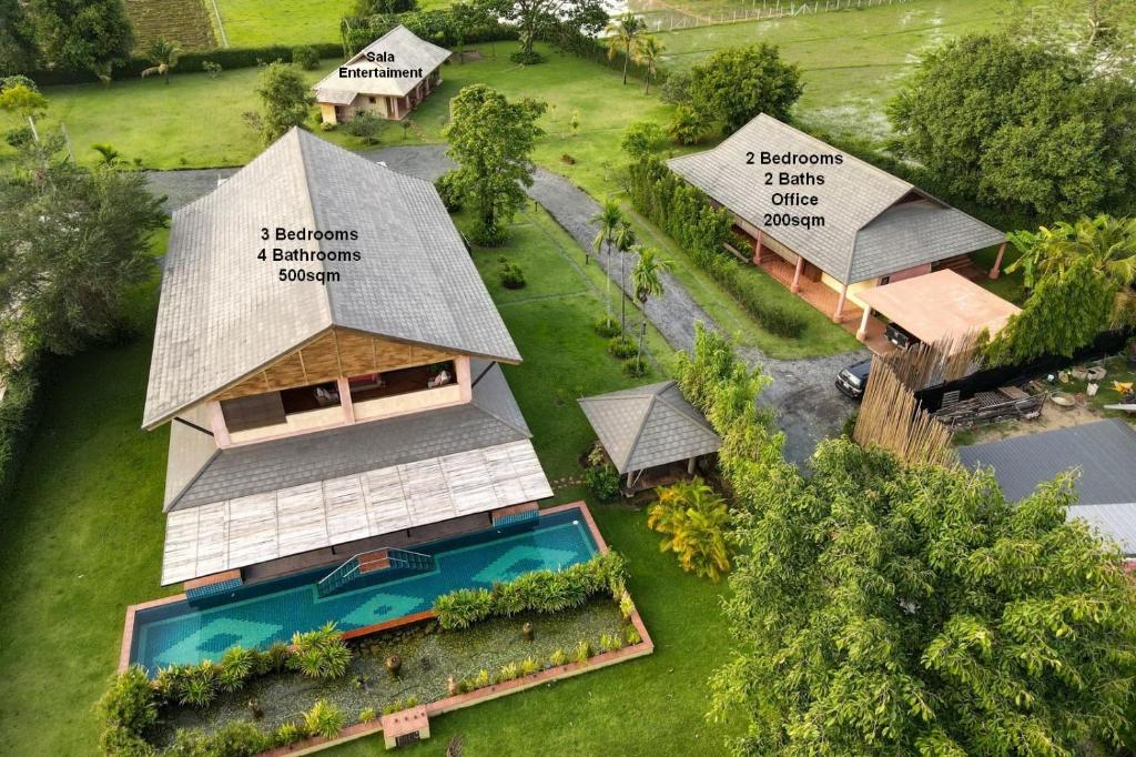 - une vue aérienne sur une maison avec une piscine dans l'établissement Chalala Tropical Garden and Villas, à Ban Pa Lan