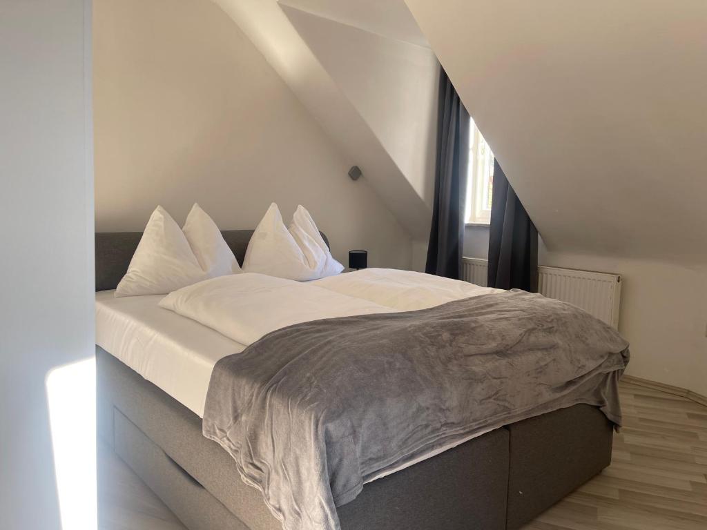 1 dormitorio con 1 cama con sábanas blancas y ventana en StayEasy Apartments Graz A5, en Graz