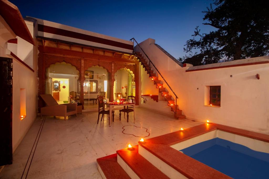 Bazén v ubytování Amritara Chandra Mahal Haveli, Bharatpur nebo v jeho okolí