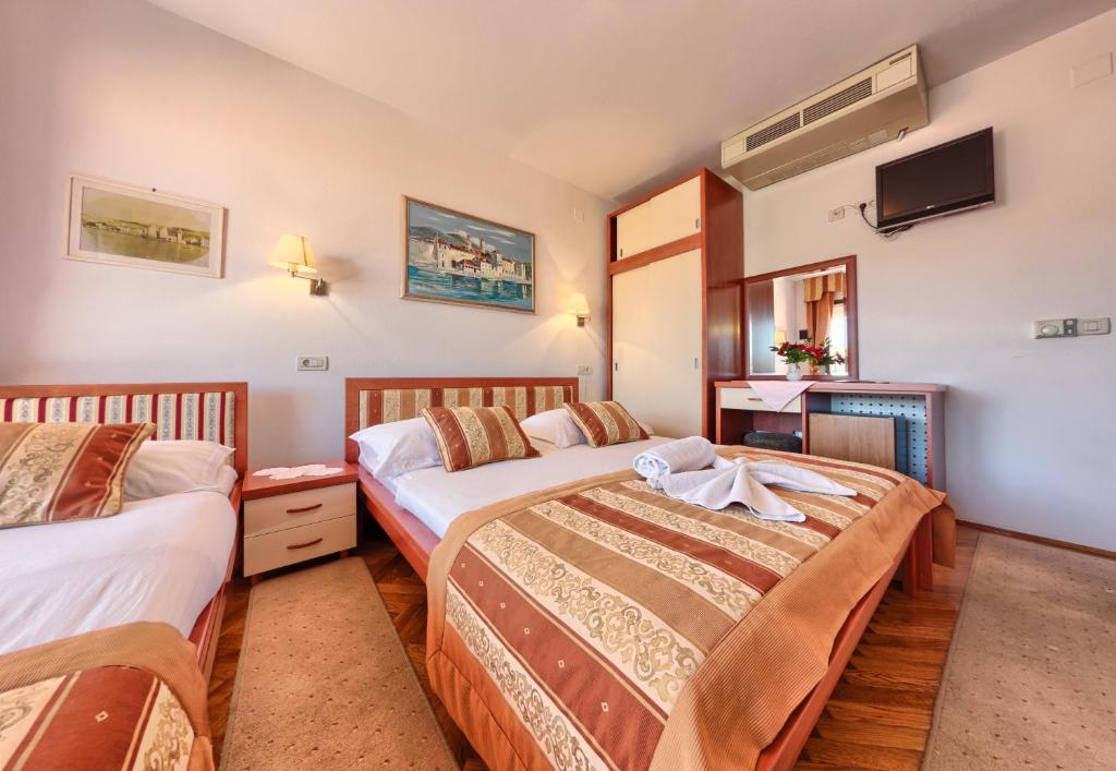 Postel nebo postele na pokoji v ubytování Hotel Trogirski Dvori