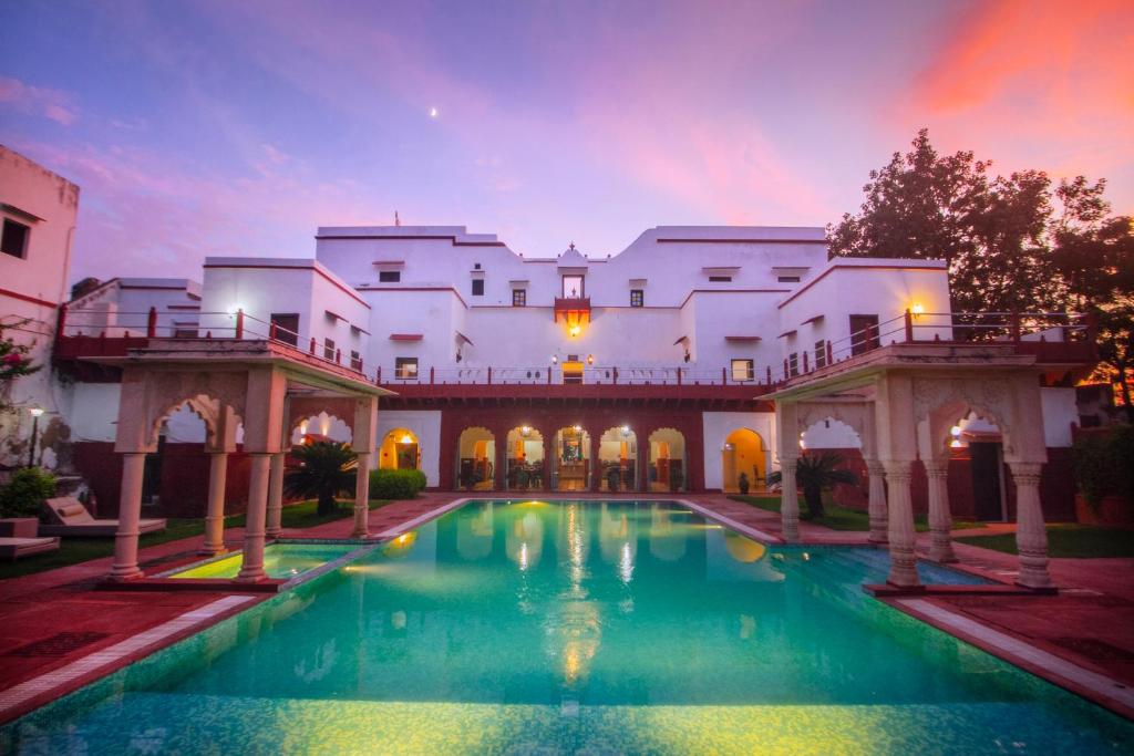 Bazén v ubytování Amritara Chandra Mahal Haveli, Bharatpur nebo v jeho okolí