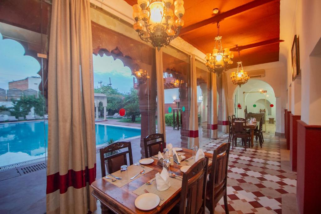 Bazén v ubytování Amritara Chandra Mahal Haveli, Bharatpur nebo v jeho okolí