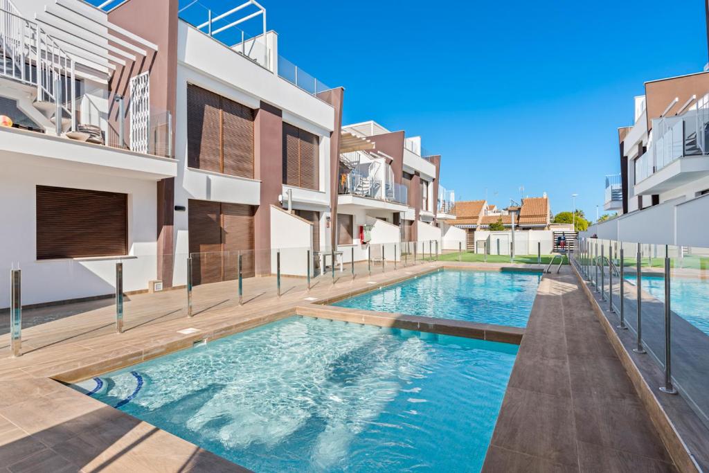 - une piscine au milieu d'une maison dans l'établissement Luxury Salinas Apartment Flamingo, à San Pedro del Pinatar