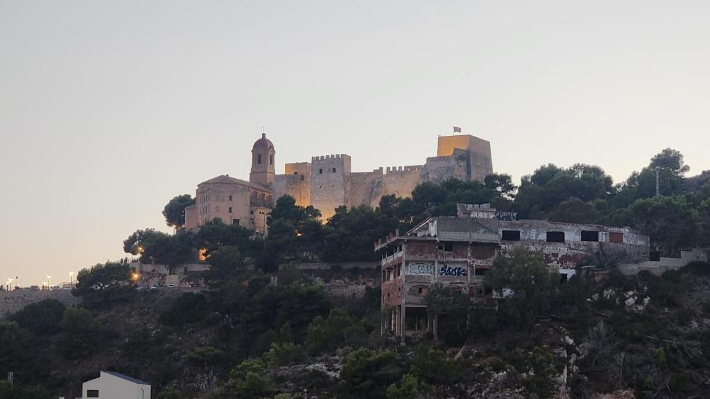 a castle on top of a hill with houses at Apartament CullerA in Cullera