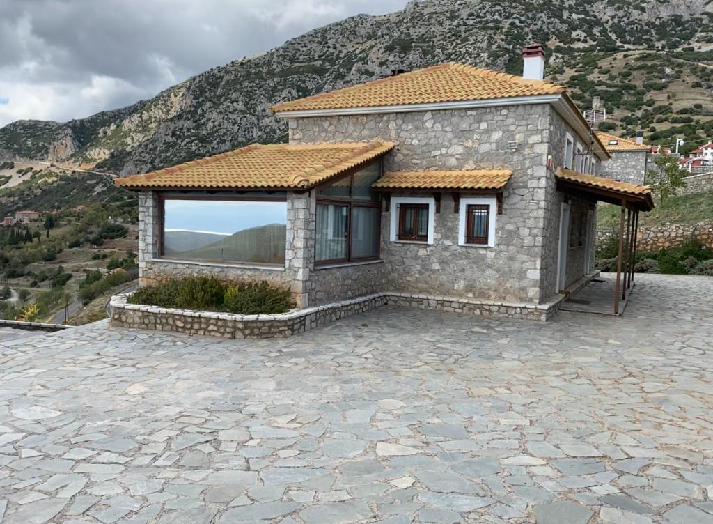 mały kamienny dom z widokiem na góry w obiekcie Tripio Lithari - Arachova Vacation Home w mieście Arachova