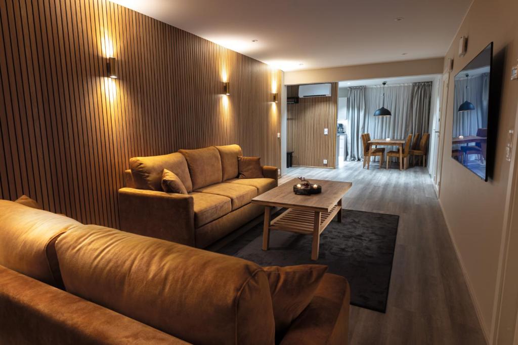 sala de estar con sofá y mesa en Royal Roi Apartments, en Rovaniemi