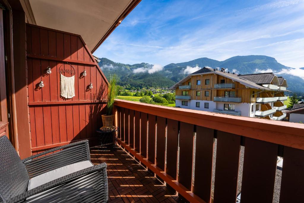 a balcony with a bench and a view of mountains at Appartement Stelo Gosau-Hallstatt in Gosau