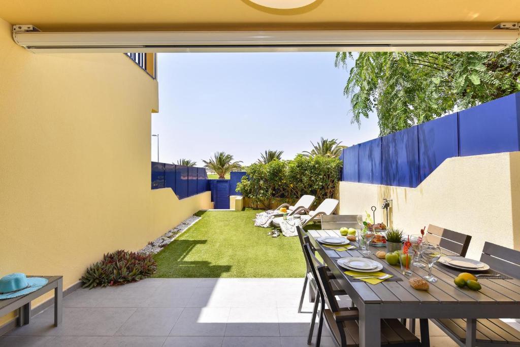 メロネラスにあるBlue Bay Villa Meloneras with Terraceの庭園(テーブル、椅子付)