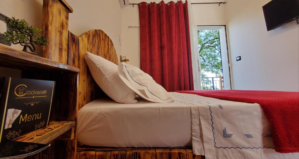 En eller flere senger på et rom på Clockwise GuestRooms
