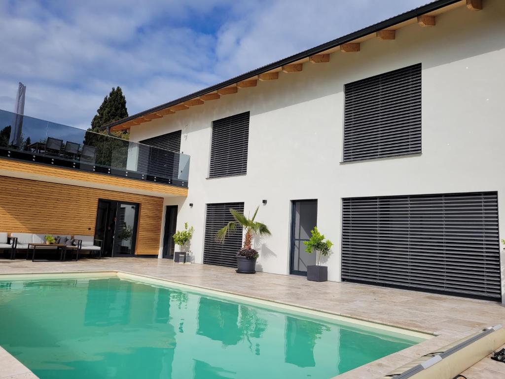 Bazén v ubytování Traumhaus in den Weinbergen - max 8 Personen - mit Self-Check-in nebo v jeho okolí