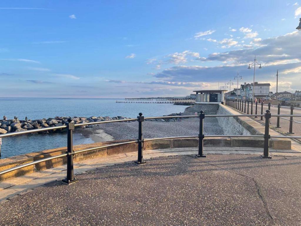 - Vistas a una playa con muelle y al océano en The Beach House, en Lowestoft