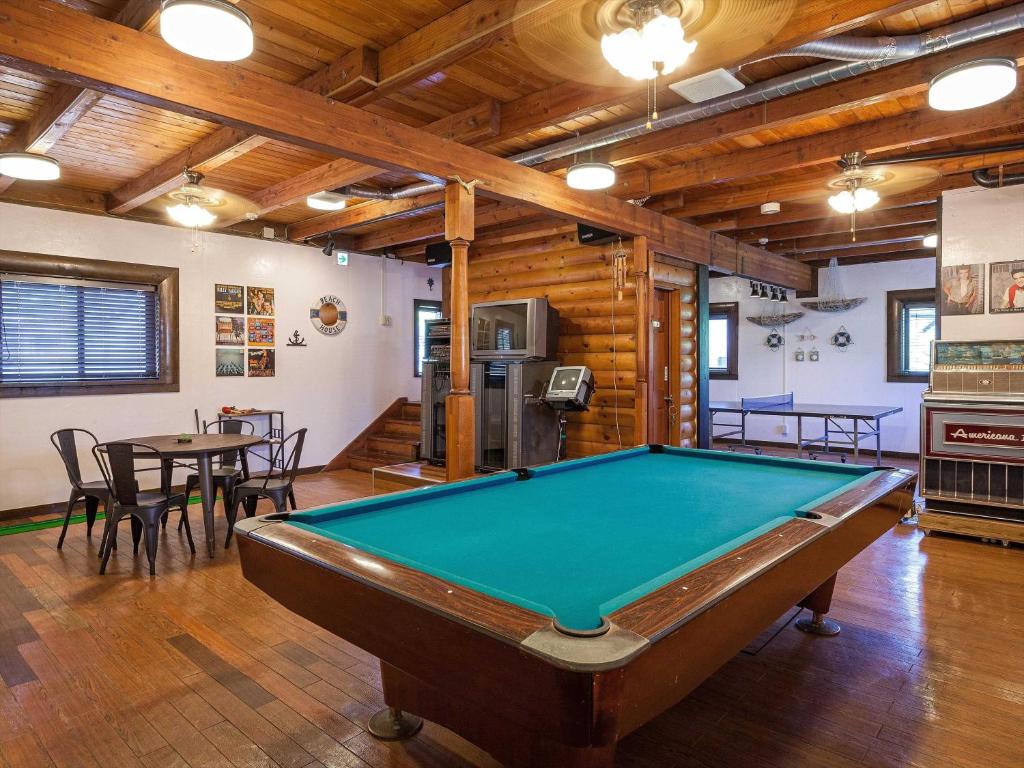 Biliár nebo kulečník v ubytování Kariyushi Condominium Resort Yuudekiya