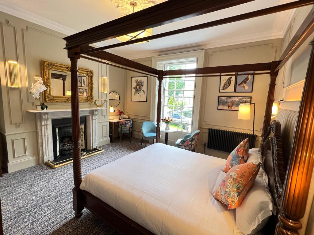 
Lady Evelyn Suite
