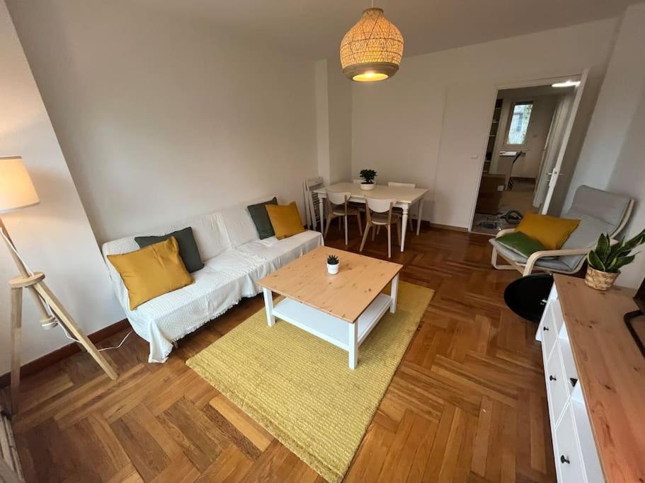 ein Wohnzimmer mit einem Sofa und einem Tisch in der Unterkunft 4 personnes - ambiance cosy - proche universités in Grenoble