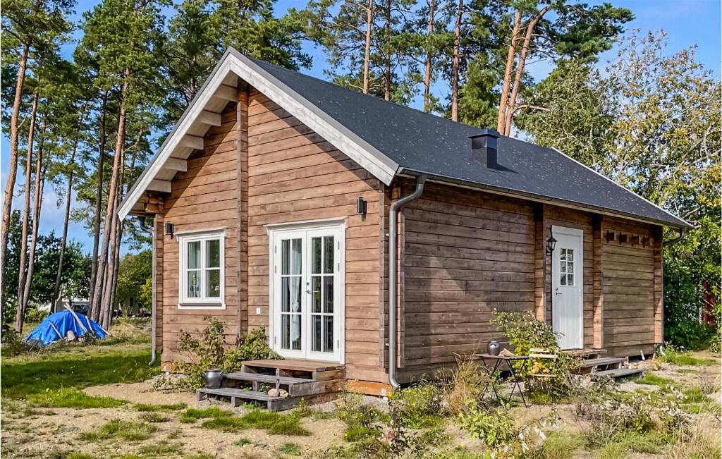 una pequeña casa de madera con techo negro en 2 Bedroom Gorgeous Home In Mrbylnga, en Mörbylånga