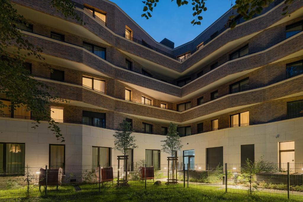 - une vue extérieure sur un bâtiment la nuit dans l'établissement Elisapart - Apartments am Sommerschloss, à Potsdam