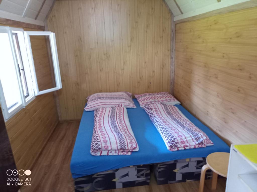Postel nebo postele na pokoji v ubytování Chatky a apartmány Pod starým orechom - camp