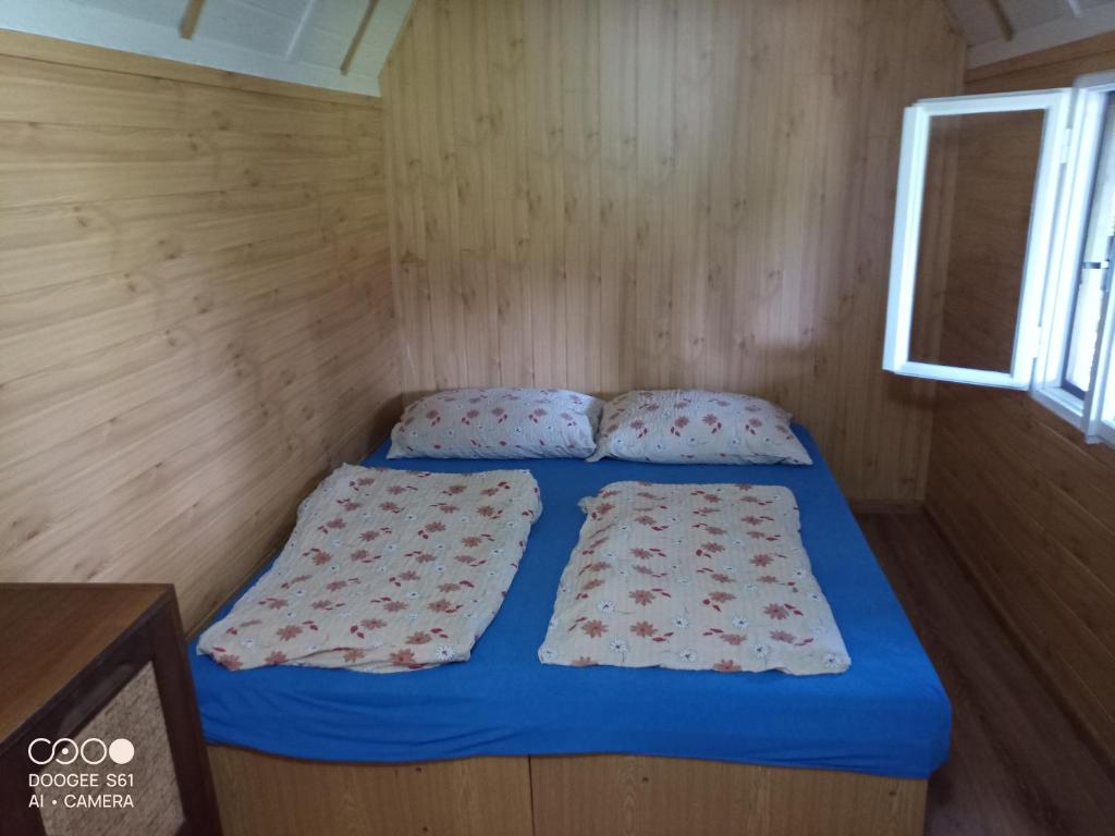 Postel nebo postele na pokoji v ubytování Chatky a apartmány Pod starým orechom - camp